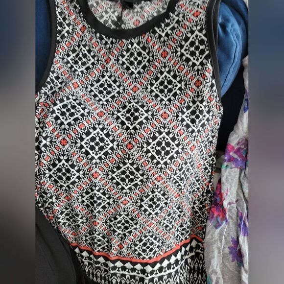 One Dress  - Picture 4 of 16